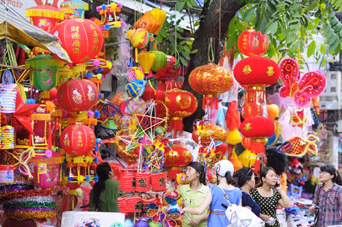 Cuộc sống hiện đại thay đổi dần những thói quen đón Trung thu. Ngày nay thay vì mất cả ngày ngồi làm đèn lồng, những đứa trẻ có thể dễ dàng tìm được hàng trăm loại đèn xanh đỏ, tím vàng khác nhau bày bán dọc những đường phố. Nhiều món đồ chơi Trung thu được trang trí bằng nhiều hình thù mới lạ và đẹp mắt.