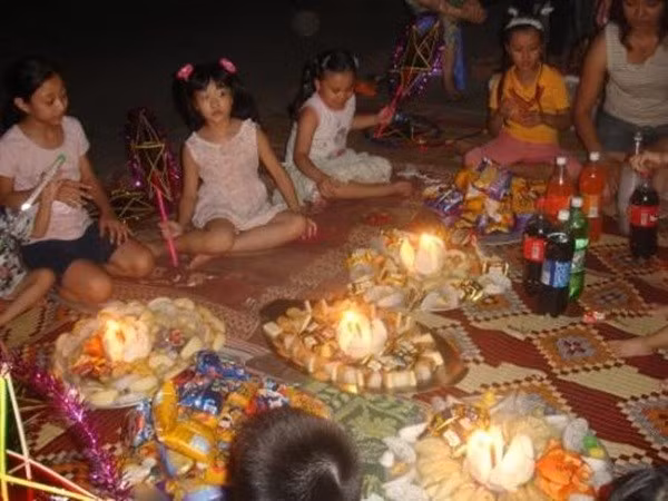 Đêm trung thu khép với tiết mục phá cỗ, những đứa trẻ trong xóm ngồi quây thành vòng tròn và nhận quà tuyên dương. Mỗi nhà sẽ được 1 phần kẹo nhỏ chia nhau mang về.