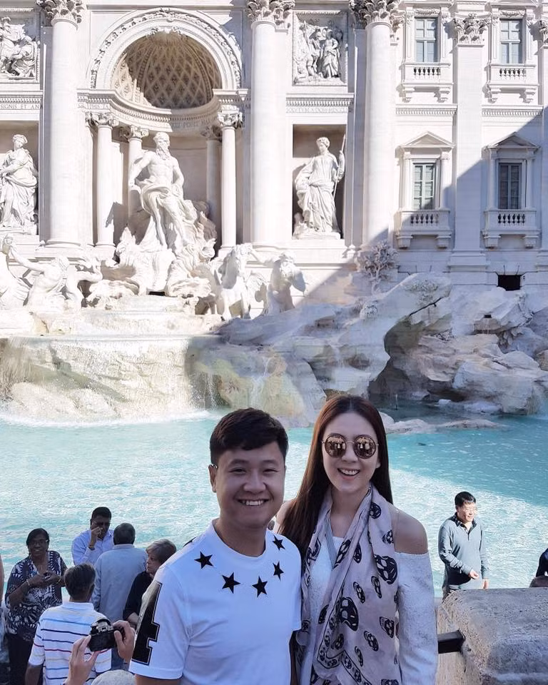 Tạm biệt Paris, đất nước tình yêu, Mai Ngọc cùng chồng lại tiếp tục vi vu đến thành phố Italia, nơi có rất nhiều địa danh tráng lệ như đấu trường La Mã, tháp nghiêng Pisa, đền Pantheon lịch sử..