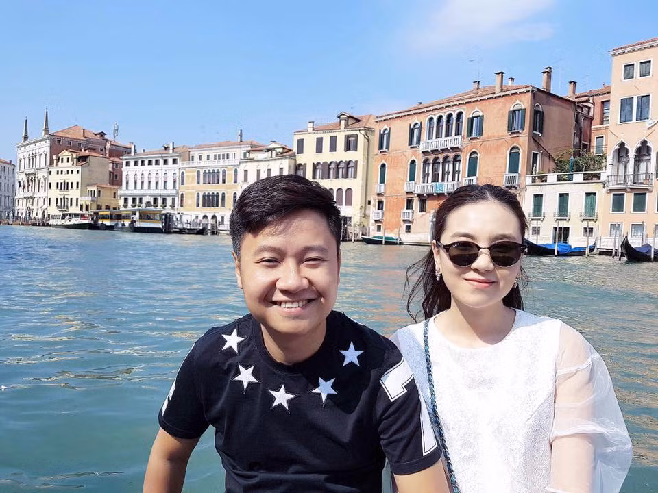 Sau mối tình kéo dài 10 năm, Mai Ngọc và chồng cuối cùng đã về chung một nhà trong sự tin tưởng và tình yêu sâu sắc.