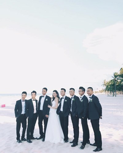 Cô dâu hạnh phúc tạo dáng bên dàn phù nam đều là hot boy điển trai.