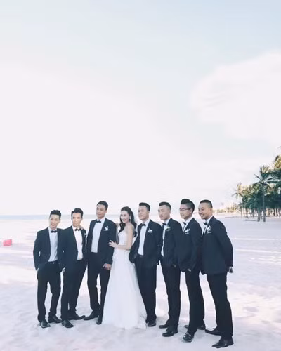 Cô dâu hạnh phúc tạo dáng bên dàn phù nam đều là hot boy điển trai.