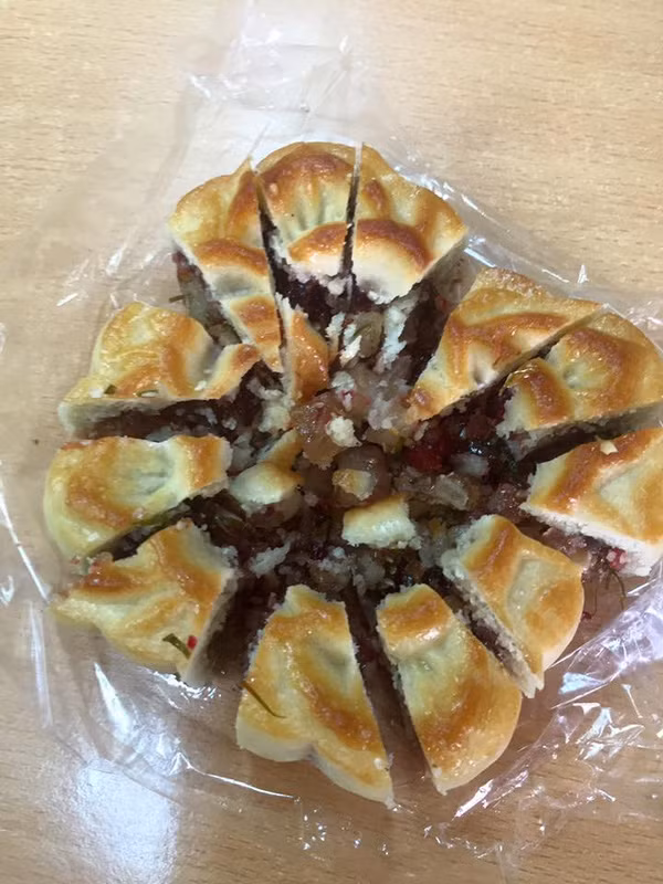 Xuất phát từ câu chuyện, nàng dâu mới về nhà chồng trổ tài "băm" chiếc bánh nướng Trung thu ra thành 12 phần, hội chị em bất ngờ nghĩ ra trò chơi thi xem ai có thể "băm" được chiếc bánh ra nhiều phần hơn và đẹp hơn.