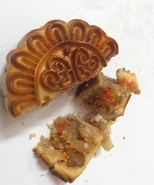 Nhất là khi chị em cố gắng cắt bánh ra thành nhiều phần và làm phần cắt ra bị vỡ nát. Chưa chắc những phần bánh này có được ai thưởng thức sau đó hay không, nhưng những chiếc bánh bị phá nát như thế này luôn khiến những người có tâm lý tiếc rẻ luôn cảm thấy nhức nhối, khó chịu.