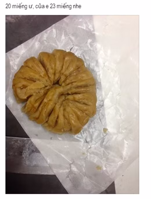 Có nhiều người vì hoàn cảnh mà không thể mua được những chiếc bánh Trung thu ngon, đẹp mắt thì việc đem bánh ra để làm trò chơi, phá nát như thế này đương nhiên sẽ tạo ra sự phản cảm với một bộ phận người. Tuy nhiên tốt, xấu vẫn tùy thuộc vào cảm nhận, đánh giá riêng của từng người còn "băm" bánh Trung thu vẫn chỉ được coi là một trò chơi đơn thuần. Ảnh trong bài: Beat/Góc thư giãn.