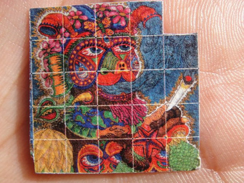 Một điều rất nguy hiểm nằm trong loại ma túy LSD này là nó được "ngụy trang" trong hình thù một tấm tem giấy bình thường, được trổ sẵn các miếng nhỏ có kích thước khoảng 1,5x1,5 cm và mặt bên ngoài thường được in những hình ảnh rất ấn tượng, đầy màu sắc. Với vẻ ngoài bắt mắt như thế này, cộng thêm việc chúng xuất hiện ở nơi gần trường học, nguy cơ để các em học sinh mua và sử dụng chúng là rất cao. Điều này vô cùng nguy hiểm bởi tác hại của loại ma túy này đã được nhiều chuyên gia trong lĩnh vực y tế cảnh báo.