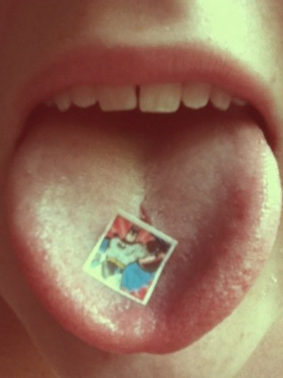 Loại ma túy mới này có rất nhiều tên gọi như "viên giấy", "trip" hoặc "ma túy LSD". Đây được cho là loại ma túy tạo ra ảo giác rất mạnh, làm thay đổi tâm trạng của người sử dụng và có tính gây nghiện rất cao. Ở các nước phương Tây, tình trạng thanh niên sử dụng ma túy giấy LSD xảy ra nhiều, thậm chí từng có thời điểm, nó trở thành một phong trào để người trẻ tuổi thể hiện "chất chơi" và đẳng cấp.