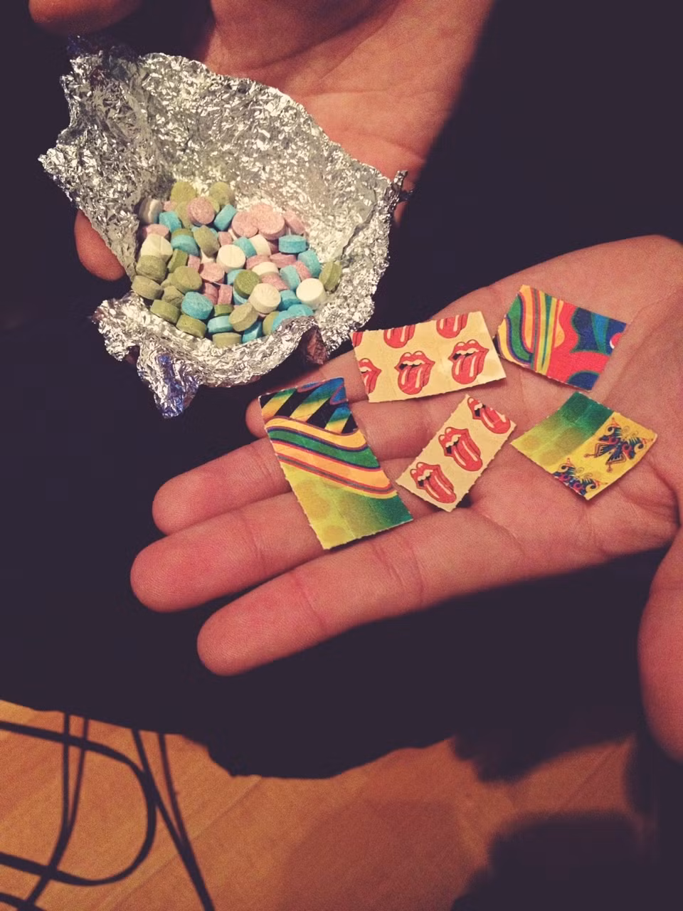 Một số "tay chơi" còn sưu tầm các mẩu ma túy tem giấy và coi chúng như một món vật trang trí. Dù biết tác hại của loại ma túy nhưng nhưng nhiều bạn trẻ vẫn bị quyến rũ bởi vẻ ngoài màu sắc, độ bắt mắt của nó.