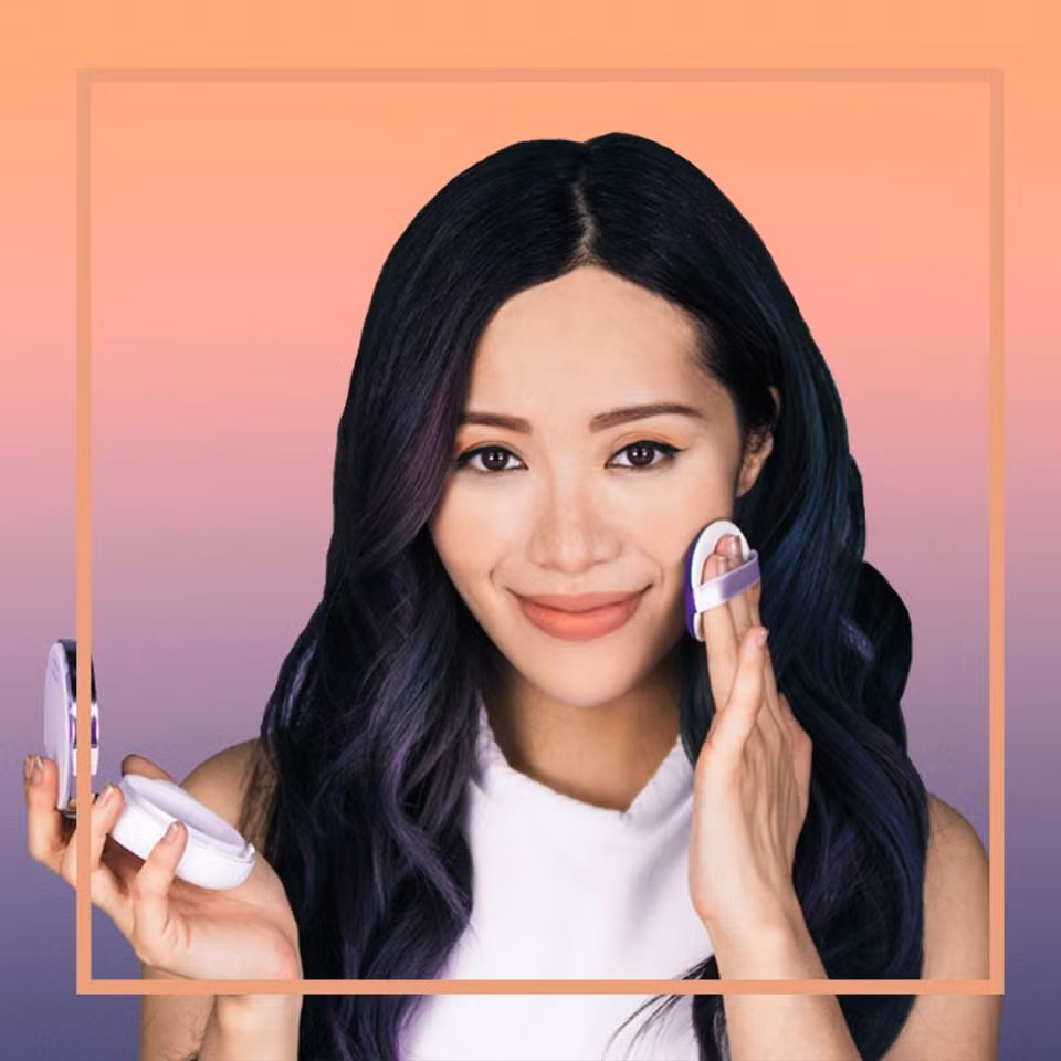 Tên tuổi của Michelle Phan, cô gái gốc Việt 28 tuổi đang được đông đảo giới trẻ Việt ngưỡng mộ nhờ tài năng kinh doanh xuất sắc và đam mê với môn nghệ thuật trang điểm. Thành công trong hàng loạt dự án mỹ phẩm trên Youtube, Michelle Phan từng may mắn được gặp Đệ nhất phu nhân Mỹ Michelle Obama khi cô tham gia vào dự án sáng kiến dành cho trẻ em gái ở các nước đang phát triển mà bà Obama khởi xướng. Đầu năm 2015, tạp chí Forbes (Mỹ) bình chọn Michelle Phan là một trong 30 gương mặt nổi bật của nước Mỹ dưới tuổi 30.