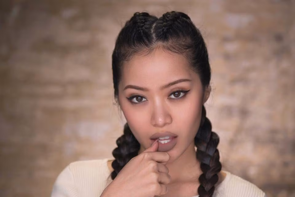 Chính phong cách trang điểm độc, lạ và ấn tượng giúp Michelle Phan được lòng rất nhiều chị em phụ nữ yêu thích làm đẹp. Cách chia sẻ hóm hỉnh, dễ hiểu của cô gái trẻ luôn khiến người xem thích thú. Ảnh trong bài: Facebook nhân vật.