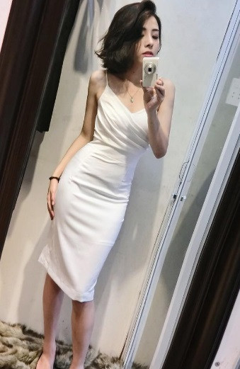 Sau khi đã có số đo 3 vòng hoàn hảo, Bích Hạnh mạnh dạn đầu tư vào trang phục và make up. Khó lòng có thể nhận ra 9X Hà thành của 2 năm trước nếu chỉ nhìn qua ảnh.