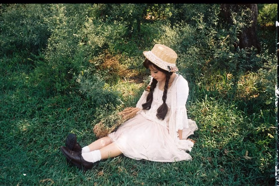 Theo một số bạn trẻ có sở thích, đam mê thời trang thì cô gái mặc váy trắng và bị chỉ trích đó là người theo đuổi phong cách thời trang mang tên Mori có nguồn gốc từ Nhật Bản. Mori được hiểu ngắn gọn là "rừng cây" vì thế trang phục theo phong cách này luôn khiến người đối diện cảm nhận được chút gì đó giản dị và gần gũi với thiên nhiên của người mặc. Trang phục phổ biến, đặc trưng của phong cách Mori chính là những chiếc váy dài có bèo nhún hoặc nhiều tầng rủ ấn tượng như cô nàng trong bức ảnh bị ném đá đã mặc.