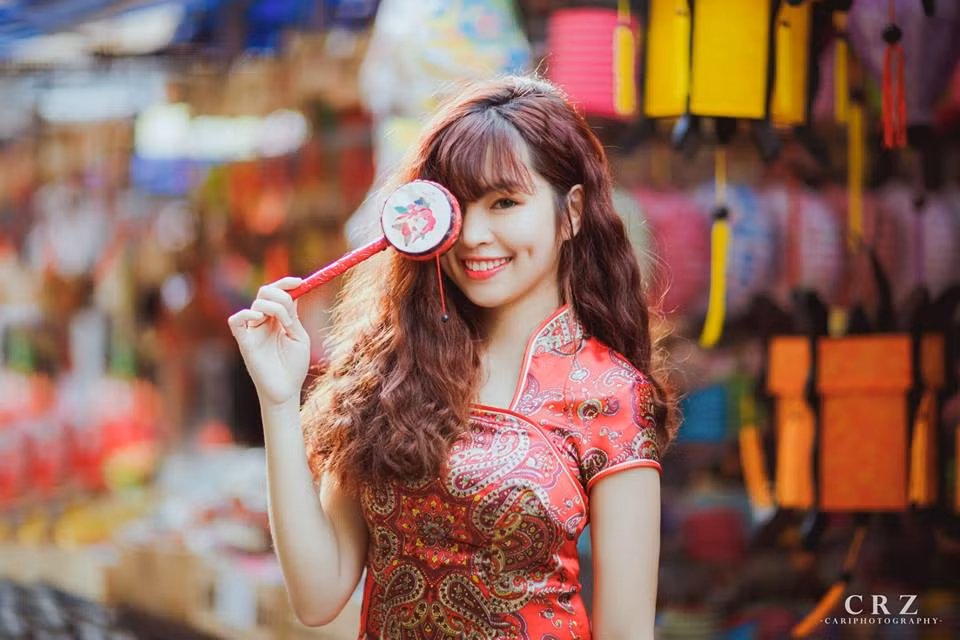 Tuy sở hữu chiều cao hạn chế nhưng nhờ khuôn mặt ăn hình, Khánh Vân luôn tự tin thể hiện cảm xúc trong mọi bức ảnh. Và cũng giống như nhiều cô bạn hot teen khác, Khánh Vân không ngại ngần tiết lộ, tuy đã ngoài 20 tuổi nhưng cô cũng rất thích Trung thu. Mỗi lần lên phố đèn lồng hot girl Buôn Ma Thuột đều sống lại những ký ức tuổi thơ. Ảnh trong bài: Hoài Phương.