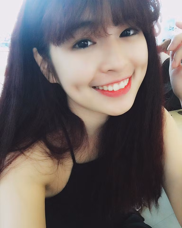 Vẫn trung thành với hình tượng cô nàng kẹo ngọt, tuy được nhiều người chú ý nhưng Khánh Vân luôn giữ được sự thân thiện, hòa đồng.