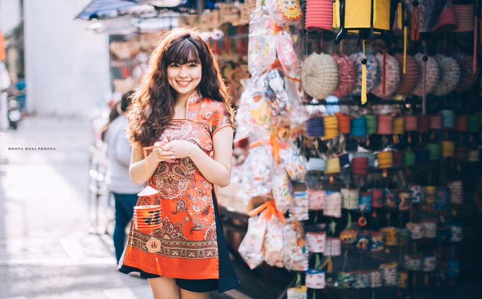 Hòa theo không khí đón Trung thu, mới đây trên trang cá nhân của mình Khánh Vân đã chia sẻ bộ ảnh cô bạn thực hiện trên phố đèn lồng được mọi người không tiếc lời khen ngợi. Ảnh trong bài: Hoài Phương.