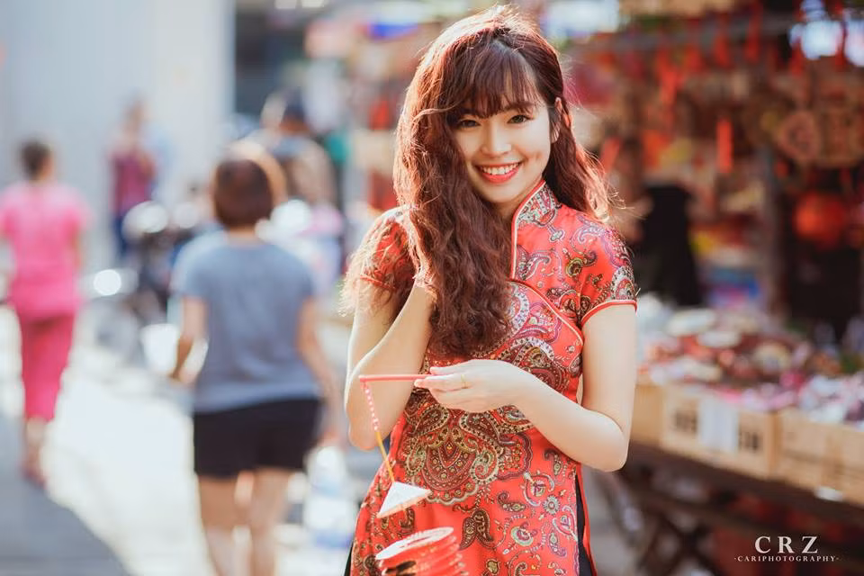 Nhiều người qua đường đã cố ý đứng lại để ngắm trước nụ cười ngọt lịm của hot girl 9X Khánh Vân. Ảnh trong bài: Hoài Phương.