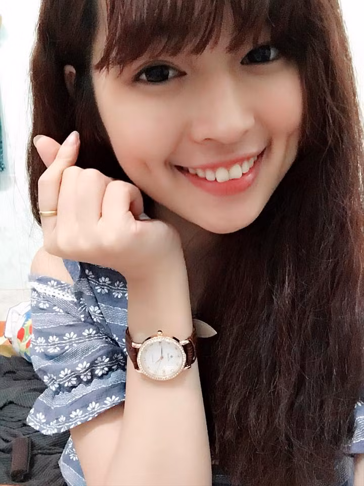 Được biết, Khánh Vân đang theo học thiết kế thời trang nhưng cô bạn lại rất yêu thích và có duyên với công việc của một người mẫu ảnh. Từng để lại nhiều ấn tượng khó phai mờ trong lòng người hâm mộ qua những đoạn MV, clip ngắn tuổi teen, hình ảnh cô người mẫu nhỏ xinh Khánh Vân đang ngày càng chiếm được cảm tình của đông đảo giới trẻ Sài thành.