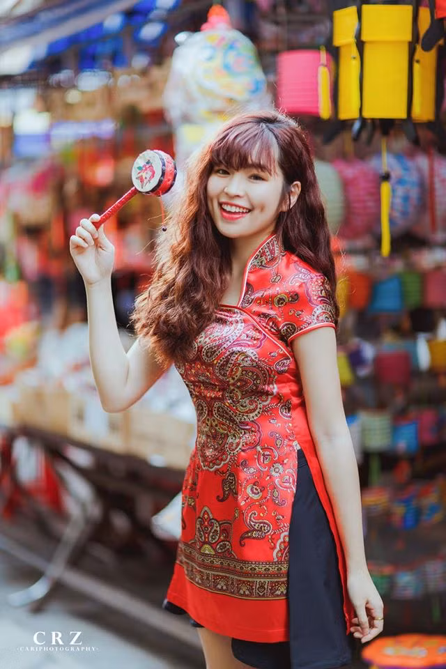 Trong trang phục áo dài đỏ cách tân, phong cách trang điểm nhẹ nhàng, tự nhiên, nụ cười lôi cuốn của hot girl 9X làm sáng bừng cả một góc phố. Với cách tạo dáng tươi vui, ngộ nghĩnh, đáng yêu, bộ ảnh của Khánh Vân đã hút được "bão" like sau vài giờ chia sẻ. Ảnh trong bài: Hoài Phương.