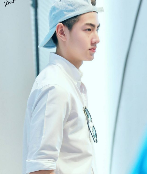 Chiếc mũi cao và nét mặt hài hòa nổi bật lên là là da trắng mịn như con gái, Jaokhun thích diện sơ mi trắng. Cậu bé cũng có nhiều tài lẻ, đặc biệt là nhảy. 