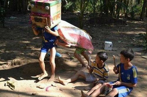 Và Trung thu truyền thống... vẫn luôn là điều mà mọi người dân không ngừng nhắc đến trong những ngày này. Sự nuối tiếc, hổi tưởng về một thời đã qua được thể hiện trong những bức ảnh vui Trung thu trong quá khứ, đón trăng rằm thời khốn khó. Những khoảnh khắc tạo ra rất nhiều cảm xúc.