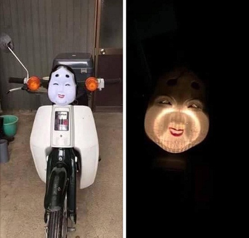 Còn đây là lồng đèn được dân mạng Việt mô tả là làm theo "model âm tà địa phủ" và sử dụng để nhát ma trẻ em nhiều hơn là để rước trong đêm Trung thu. Chiếc mặt nạ trắng bợt, có hình miệng cười rất quái gở được lắp vào đèn xe cub có thể khiến bất cứ đứa trẻ nào cũng phải khóc thét nếu như nhìn thấy trong đêm.