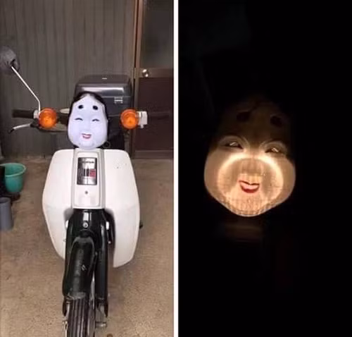 Còn đây là lồng đèn được dân mạng Việt mô tả là làm theo "model âm tà địa phủ" và sử dụng để nhát ma trẻ em nhiều hơn là để rước trong đêm Trung thu. Chiếc mặt nạ trắng bợt, có hình miệng cười rất quái gở được lắp vào đèn xe cub có thể khiến bất cứ đứa trẻ nào cũng phải khóc thét nếu như nhìn thấy trong đêm.