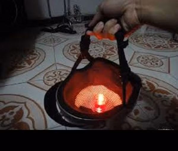 Lồng đèn chế tác từ mũ bảo hiểm cũng là một sản phẩm thể hiện sức sáng tạo không giới hạn.