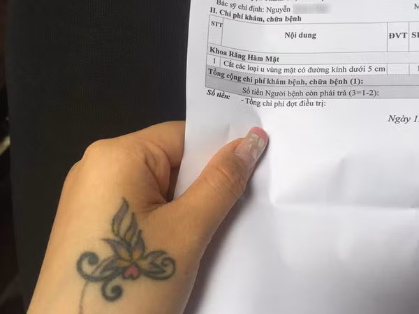 Sau khi má có vấn đề, cô gái trong câu chuyện đã trực tiếp liên hệ với chủ spa thẩm mỹ mà cô đã làm nhấn má để mong muốn có một lời giải thích hợp lý. Tuy nhiên, chủ trung tâm đã trốn tránh và liên tục nói dối để rũ bỏ trách nhiệm.