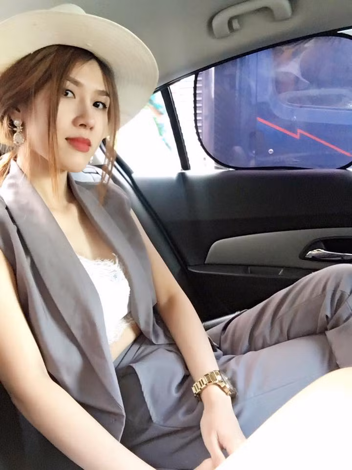 Trang cá nhân của “bạn gái” hot boy bán kẹo La Hoàng Phúc đang có gần 2 nghìn lượt theo dõi. Cô nàng khá chăm chỉ chia sẻ ảnh “tự sướng”, mỗi bức ảnh đẹp Nhung Dona thu về được cả nghìn like và hàng trăm bình luận khen ngợi từ phía dân mạng.