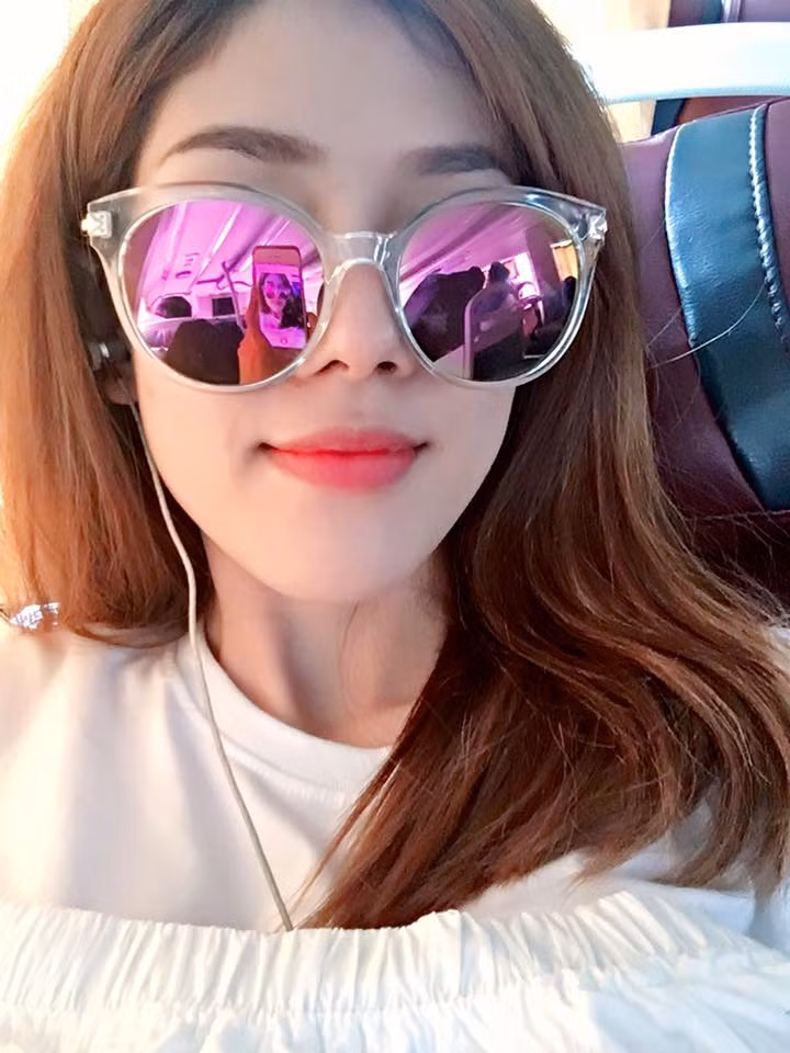 Kể từ khi tham gia vào các hoạt động nghệ thuật đến nay, càng ngày Nhung Dona lại càng sành điệu và xinh đẹp hơn. Tuy đã 26 tuổi nhưng cô được nhận xét là trẻ hơn so với nhiều hot girl cùng tuổi.