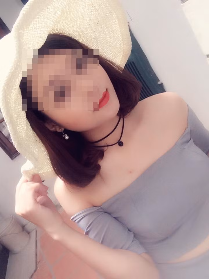 Chưa tìm được lối thoát cho mình, Bích chỉ mong được bạn bè, những người thấu hiểu giúp cô được "minh oan" trong sự việc vừa qua, đồng thời tìm cách giảm bớt áp lực từ nhiều hướng của dư luận, mạng xã hội. Cô gái trẻ cũng nhờ bạn bè, cùng tìm và can thiệp tới những trang cá nhân giả mạo, tránh trường hợp hình ảnh, danh dự của Bích bị người có mục đích xấu bôi nhọ nhiều hơn nữa.