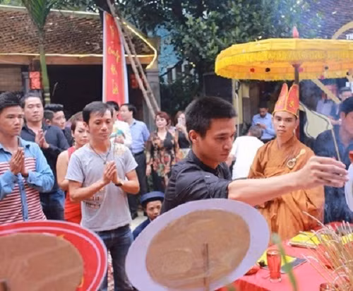 Xuất thân là một chàng nông dân ở vùng quê Thanh Hà, Hải Dương. Gia đình làm nghề trồng và bán ổi, nhưng với niềm đam mê ca hát, Nguyễn Đức Hậu đã có rất nhiều đoạn clip cover theo phong cách riêng hút về số lượng xem rất lớn. Thậm chí Lệ Rơi còn trở thành một hiện tượng mạng ở Việt Nam trong năm 2014 theo những thống kê từ Google. Tuy nhiên, gọi là ca hát nhưng thực chất những clip cover của Lệ Rơi chủ yếu chỉ tạo ra tiếng cười là chính...