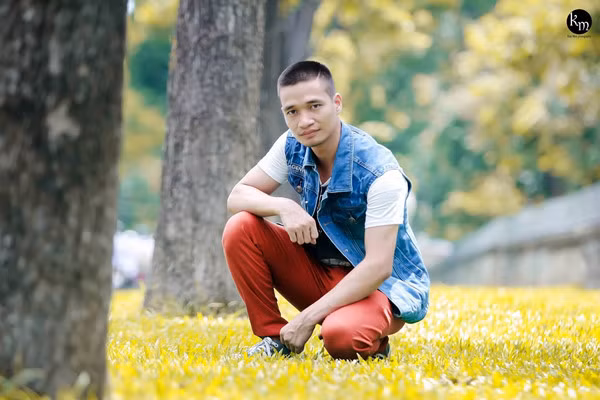 Gặp nhiều khó khăn nhưng theo những tiết lộ của Lệ Rơi thì dường như anh vẫn luôn mong một ngày nào đó được tiếp tục hoạt động nghệ thuật và được công chúng công nhận mình là một nghệ sĩ thực thụ. Tuy nhiên nếu thức thời hơn ở hiện tại, Lệ Rơi sẽ biết anh thực sự không phù hợp với nghề sân khấu và cần có những sự thay đổi để sớm đạt được mục tiêu ổn định kinh tế và cuộc sống.