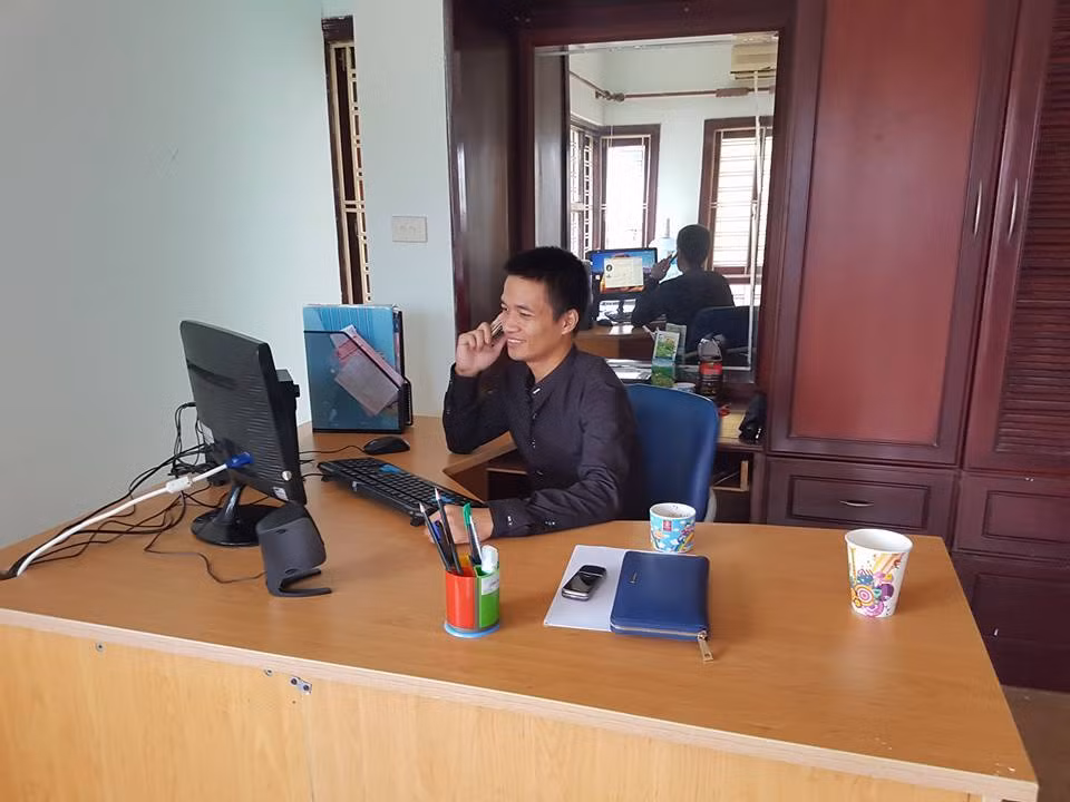 Lệ Rơi luôn gây ấn tượng với mọi người bằng giọng hát "thảm họa" của mình. Anh thể hiện các ca khúc theo cách của riêng mình và đem lại tiếng cười cho nhiều người. Cái danh "ca sĩ" cũng là do Lệ Rơi và dân mạng tự đặt cho anh. Từ thời điểm mới nổi tiếng đến nay, Lệ Rơi Nguyễn Đức Hậu đã trải qua nhiều biến cố trong công việc, cũng đã chuyển nghề rất nhiều lần... nhưng cộng đồng mạng sau thời gian khoảng 2 năm vẫn quen gọi anh là "ca sĩ".