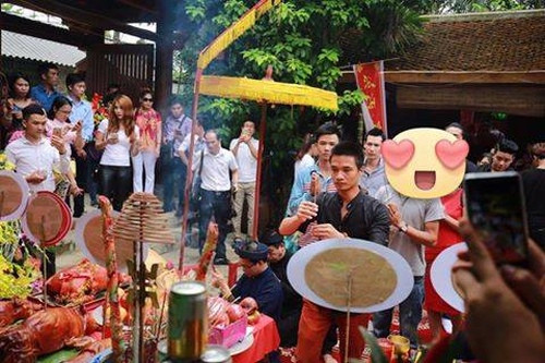 Hôm 12/9, tại Hà Nội, các nghệ sĩ miền Bắc tổ chức lễ cúng Tổ nghề sân khấu tại nhiều nơi. Rất nhiều nghệ sĩ, nhân vật nổi tiếng đã đến các điểm lễ để bày tỏ lòng thành kính, thắp hương, bái tạo Tổ nghiệp. Theo dòng sự kiện này, một bức ảnh chụp tại điểm lễ do nghệ sĩ Trà My chủ trì đã khiến cư dân mạng xôn xao bởi trong đó có sự xuất hiện của một nhân vật khá đặc biệt - Lệ Rơi - Nguyễn Đức Hậu.