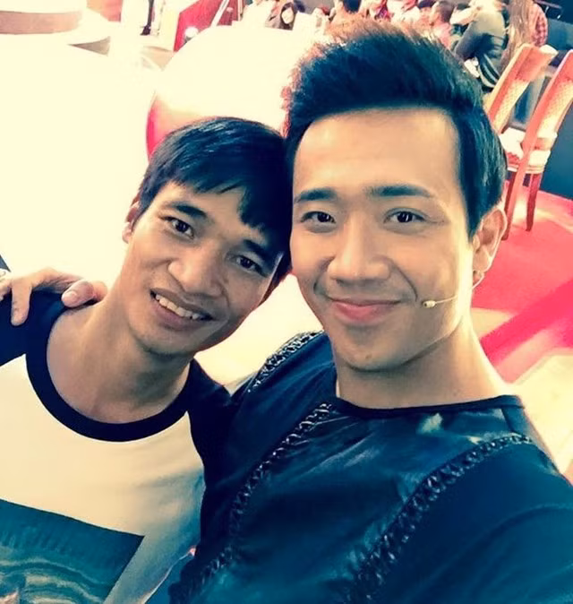 Lệ Rơi cùng táo bạo thử tham gia các cuộc thi tìm kiếm tài năng sân khấu, hài kịch... tuy nhiên đều không thành công. Dù vẫn có phần "tự tin quá vào bản thân" nhưng những cố gắng, nỗ lực với sở thích, đam mê của Lệ Rơi cũng xứng đáng được công nhận, ngợi khen. Với những ước mơ và sự nỗ lực như vậy, việc Lệ Rơi đến cúng lễ Tổ nghề sân khấu để thể hiện lòng thành kính, sự biết ơn của mình cũng có thể hiểu được.