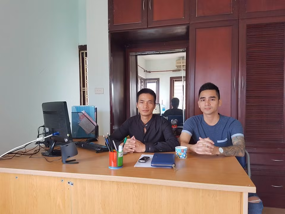 Sau vài lần thay đổi công việc, từ mở công ty truyền thông, sang kinh doanh, bán bún chả, rồi lại về bán ổi, đóng clip "làng nhàng"... hiện tại Lệ Rơi đang theo đuổi công việc kinh doanh laptop cũ. Có người còn đồn do cuộc sống khó khăn mà gần đây Lệ Rơi còn đi làm shipper. Công việc hiện tại của anh không có chút gì liên quan đến sân khấu hay nghệ thuật. Chính vì vậy, việc Lệ Rơi đến cúng Tổ nghề sân khấu đã khiến nhiều dân mạng cảm thấy khó hiểu.