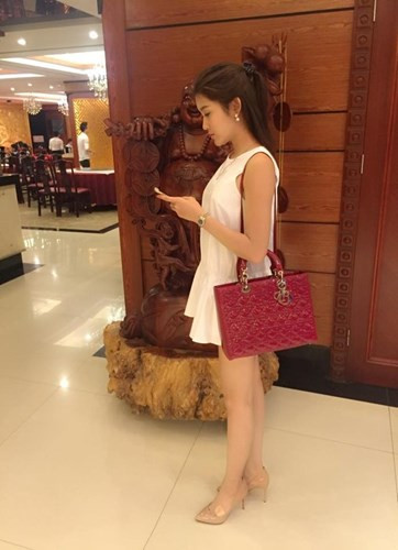 Các thương hiệu túi nổi tiếng đắt đỏ có trong bộ sưu tập túi xách hàng hiệu của Huyền My như Phillip Lim, Dior, Louis Vuitton. Trong hình là chiếc túi Lady Dior trị giá khoảng 80 triệu đồng.