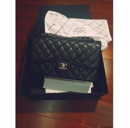 Á hậu không ngần ngại chi khoảng 90 - 100 triệu đồng để sở hữu chiếc túi Chanel Reissue 2.55 cỡ vừa.