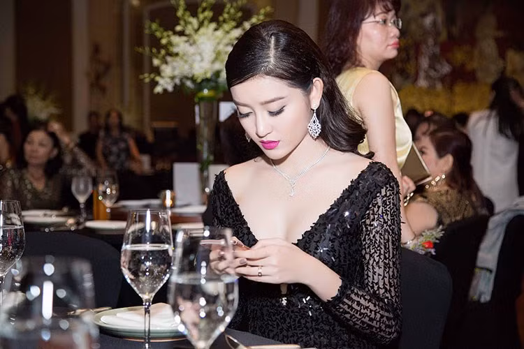 Được biết, đây là bộ trang sức làm bằng kim cương gồm khuyên tai và vòng đeo cổ, các chi tiết đều được làm tỉ mỉ, tinh tế. Ảnh: Minh Luân.