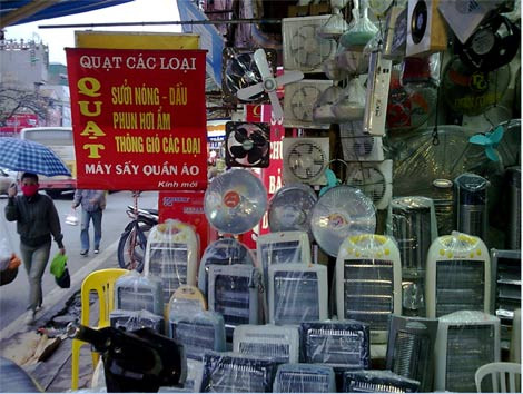 Thị trường quạt sưởi mùa đông rất đa dạng về chủng loại, thiết kế và xuất xứ cũng như mức giá. Các thương hiệu phổ biến trên thị trường có thể kể đến Lion, Nova, Sunhouse, Saiko… xuất xứ từ nhiều nơi như Việt Nam, Trung Quốc, Hàn Quốc, Thái Lan. Giá của dòng sản phẩm này dao động từ 150.000 đồng đến vài triệu đồng. Để mua được hàng ưng ý, người tiêu dùng cần phân loại và lựa chọn đúng theo nhu cầu sử dụng.