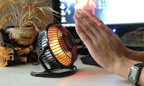 Ngoài ra, tùy theo mục đích sử dụng, người tiêu dùng có thể chọn những loạt quạt sưởi mini để bàn. Giá của sản phẩm dao động từ 200.000 đồng/chiếc, chúng thích hợp với dân văn phòng.