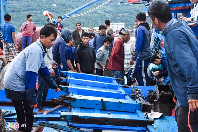 Theo lời kể của các ngư dân, trưa 1/1 họ đang ngủ thì bị một tàu vỏ sắt tông hai lần nên bị lật nghiêng. 10 ngư dân phải nhảy xuống biển thoát nạn.