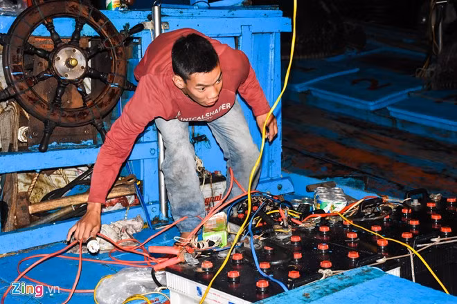 Trong khi đó, thượng tá Nguyễn Ánh Dũng, Chính trị viên Đồn Biên phòng quận Sơn Trà cho biết, đơn vị đã hoàn tất việc lấy lời khai từ phía các ngư dân gặp nạn. "Vị trí tàu cá của ngư dân bị đâm nằm trong vùng biển của nước ta. Tuy nhiên, hiện các cơ quan chức năng chưa thể xác định tàu nào đâm chìm tàu cá của ngư dân Quảng Ngãi. Việc này vẫn đang điều tra", thượng tá Dũng thông tin.