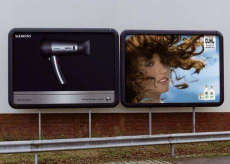 Sự kết hợp của hai tấm biển quảng cáo sinh động, bắt mắt.