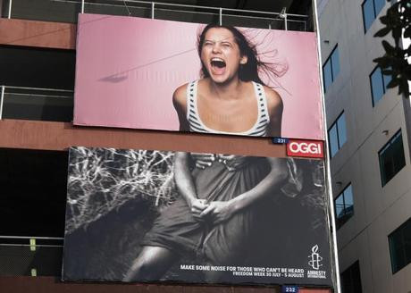 Hai tấm biển khác nhau nhưng đặt gần nhau lại ăn khớp bất ngờ.