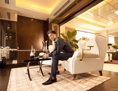 Đầu năm 2010, nam ca sĩ cũng tiết lộ với báo chí rằng mua một số căn hộ cao cấp tại khu đô thị tiện ích Sunrise City. Trong đó có căn penthouse khoảng 5 triệu đô.