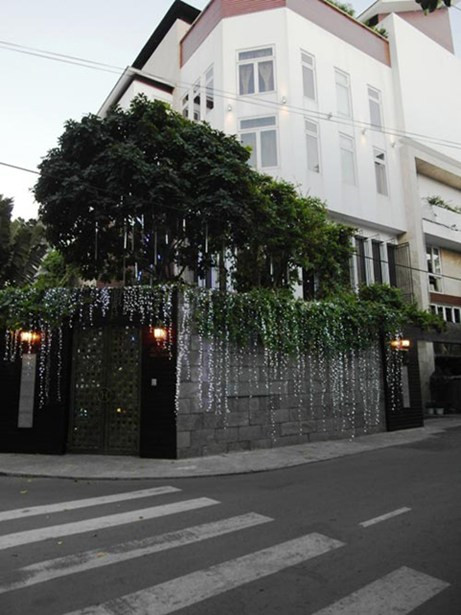 Bên cạnh khối tài sản kinh doanh đồ sộ, Đàm Vĩnh Hưng còn sở hữu nhiều tài sản "khủng" như biệt thự, xe hơi đắt tiền. Biệt thự của Mr Đàm nằm trên đường Thất Sơn, thuộc khu cư xá Bắc Hải, quận 10, TP.HCM từng được định giá hàng chục tỷ.