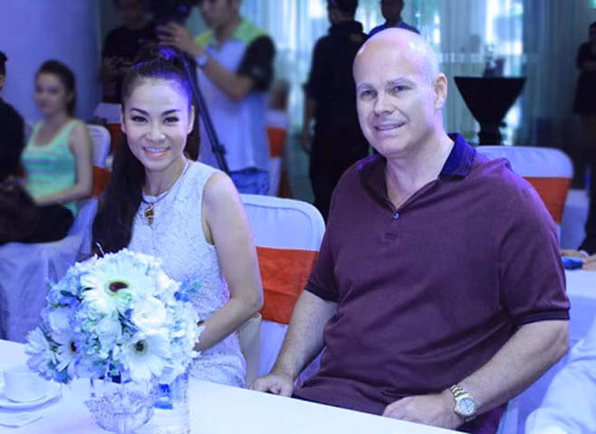 Chồng ca sĩ Thu Minh - doanh nhân người Hà Lan – Otto cũng là một trong những đức lang quân sao Việt sở hữu tài sản đồ sộ. Doanh nhân giàu có này gây xôn xao dư luận khi tặng ca sĩ Thu Minh nhẫn kim cương 6 tỷ, xế hộp trị giá 7 tỷ, mua căn penthouse 4 triệu đô (khoảng 85 tỷ đồng) tại TP HCM.