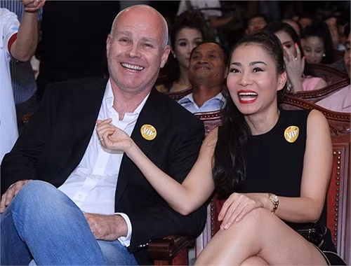 Gia đình triệu phú Otto giàu có đến mức. dư luận đồn đoán khi nhờ mối quan hệ của chồng đại gia, Thu Minh có cơ hội đến Anh gặp hoàng tử William và David Beckham trong chiến dịch bảo vệ động vật hoang dã.